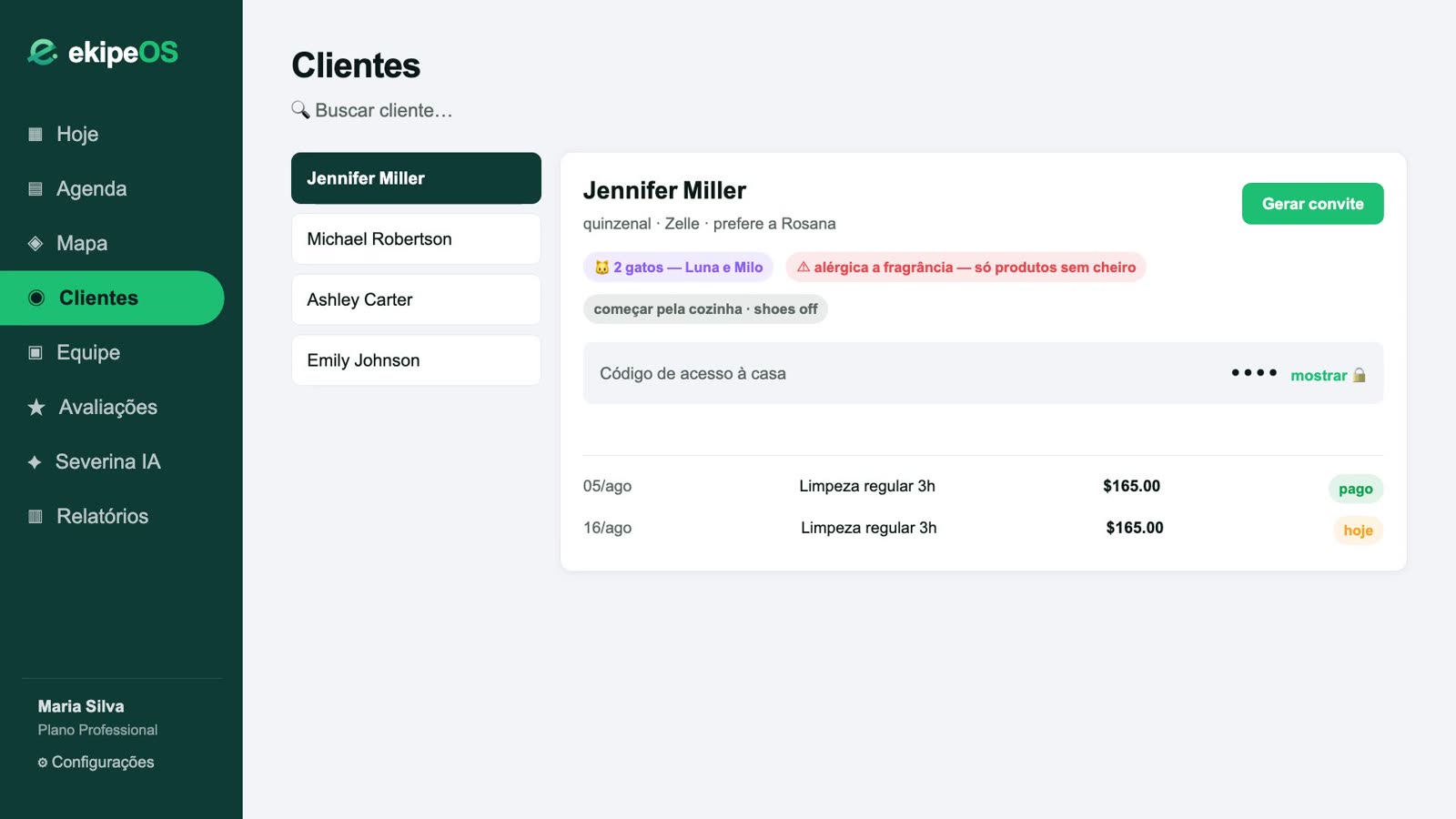 Ficha da cliente Jennifer Miller no painel do EkipeOS, com preferências, código de acesso mascarado e o histórico de limpezas.
